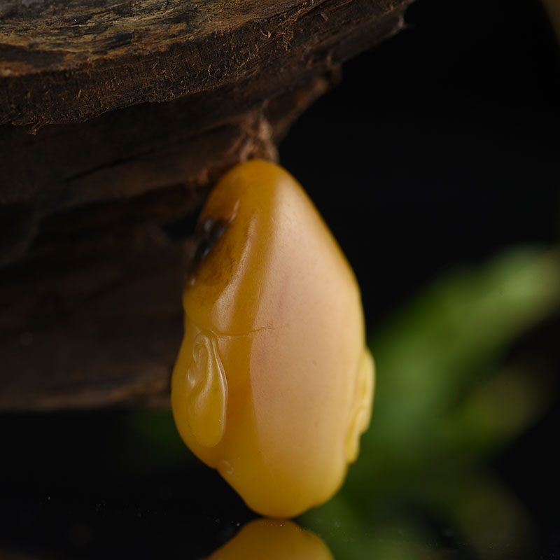 籽料俏色和田玉吊坠-红掌柜