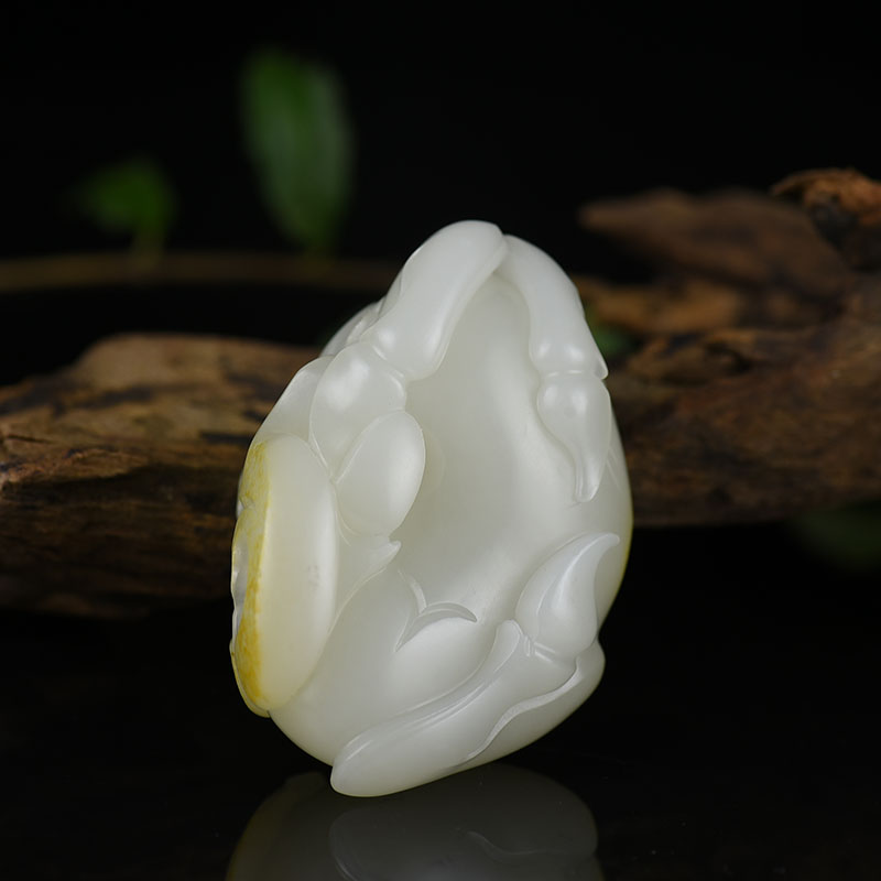 天然俏色和田玉马上封侯手把件-红掌柜