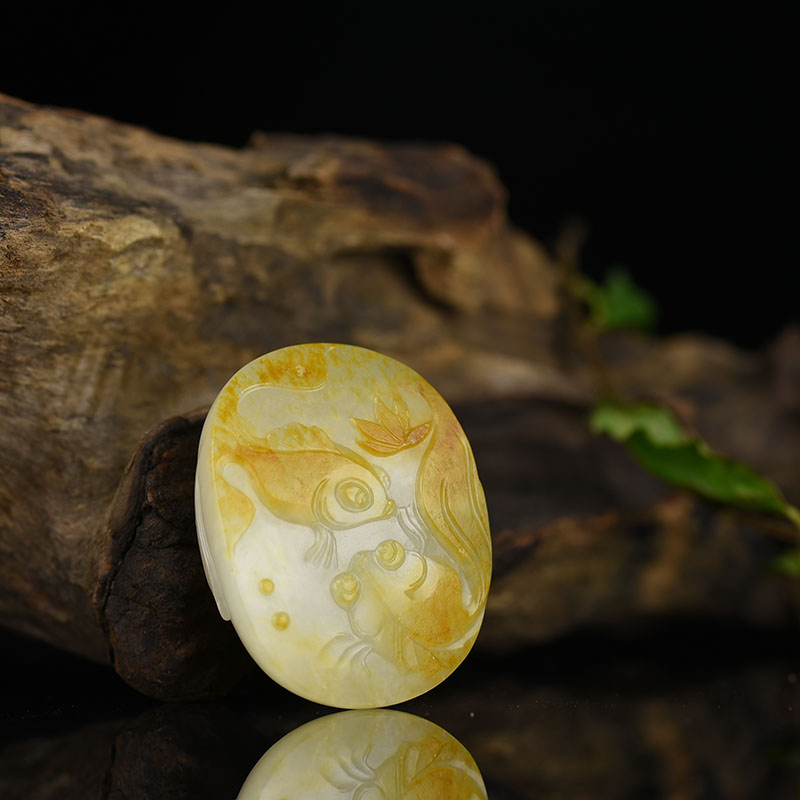 俏色和田玉连年有余吊坠-红掌柜