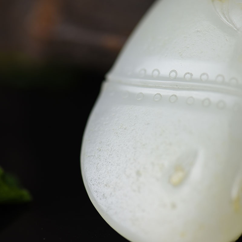 籽料俏色和田玉吊坠-红掌柜