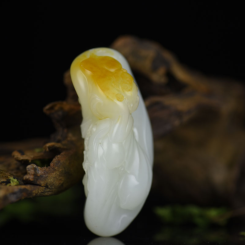 俏色和田玉后来居上手把件-红掌柜