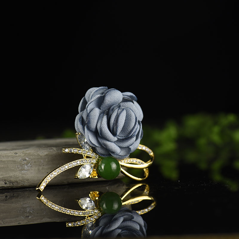 银镶钻天然俄罗斯山料和田玉胸针-红掌柜