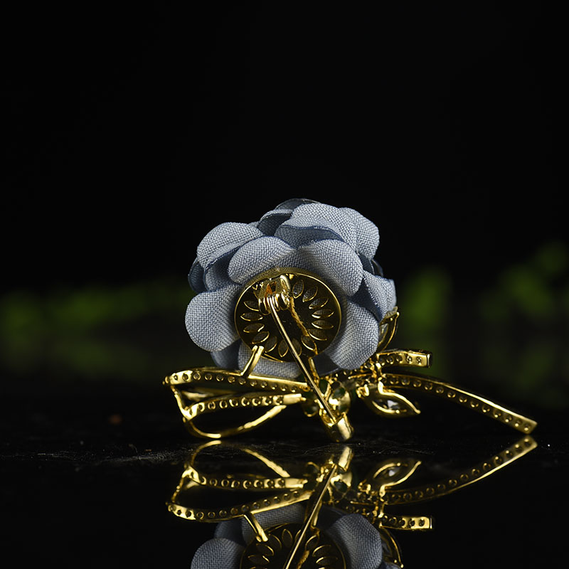 银镶钻天然山料和田碧玉胸针-红掌柜