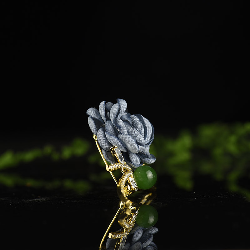 银镶钻俄罗斯山料和田碧玉胸针-红掌柜