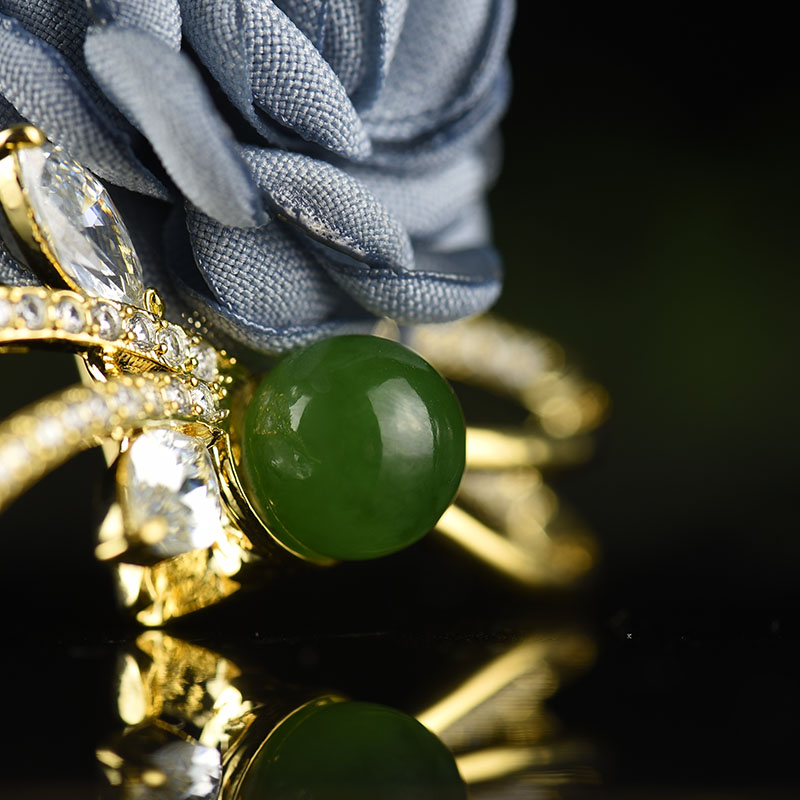 银镶钻天然俄罗斯山料和田碧玉胸针-红掌柜