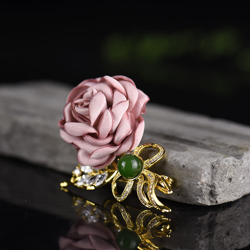 银镶钻俄料山料和田碧玉胸针-红掌柜