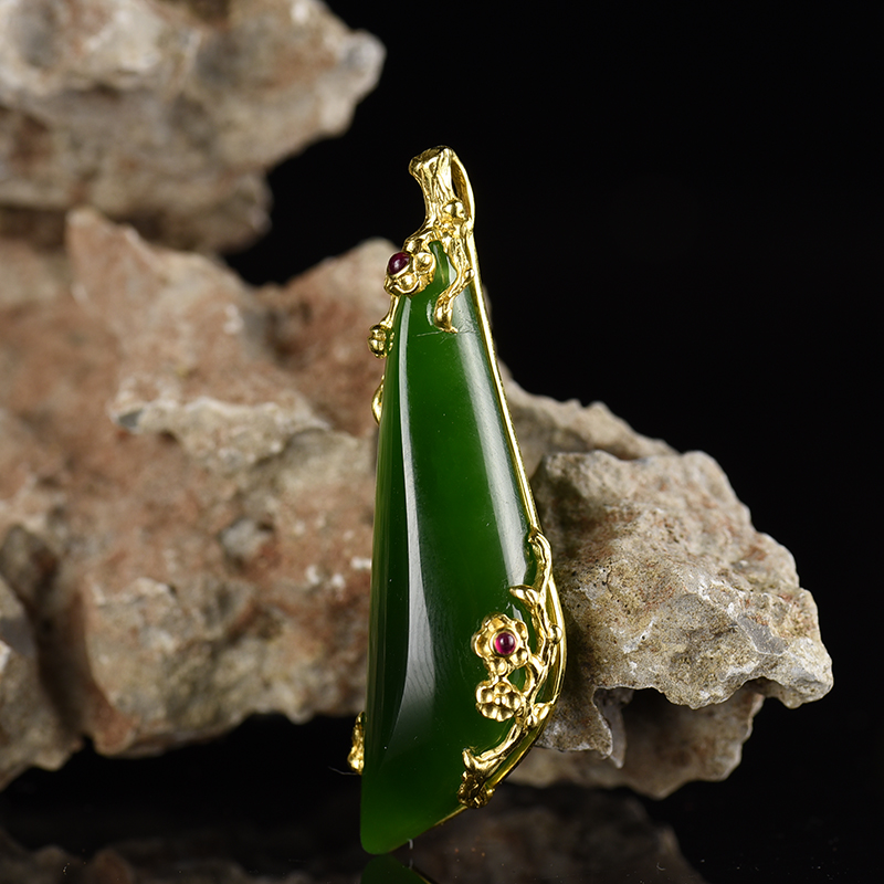 山料和田碧玉金枝玉叶吊坠-红掌柜