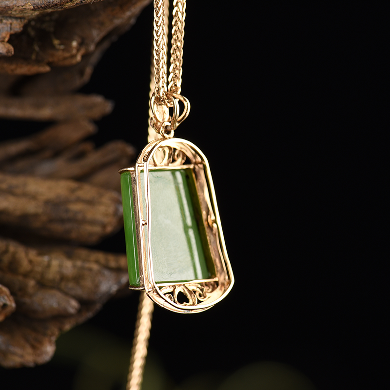 金镶钻和田碧玉无事牌-红掌柜