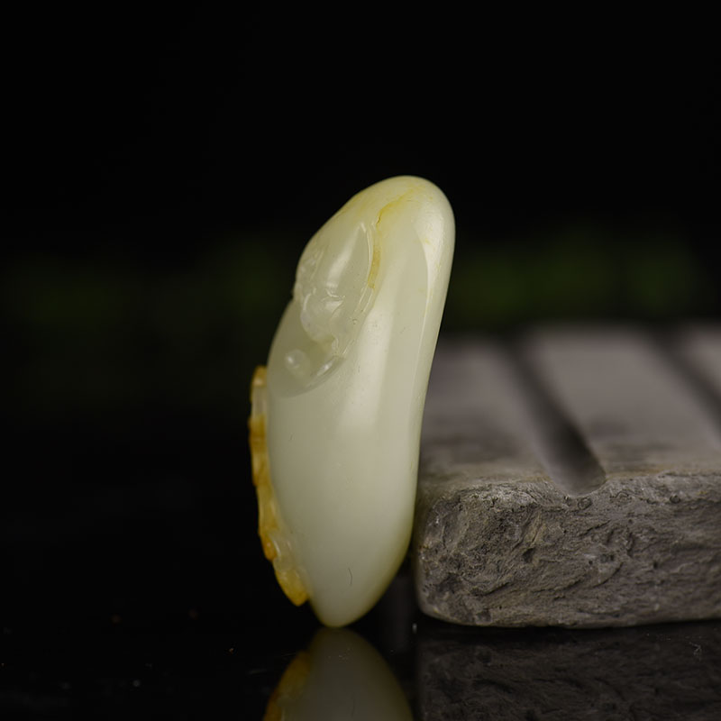 籽料俏色和田玉吊坠-红掌柜