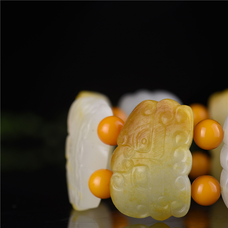 籽料和田白玉饕餮手牌-红掌柜