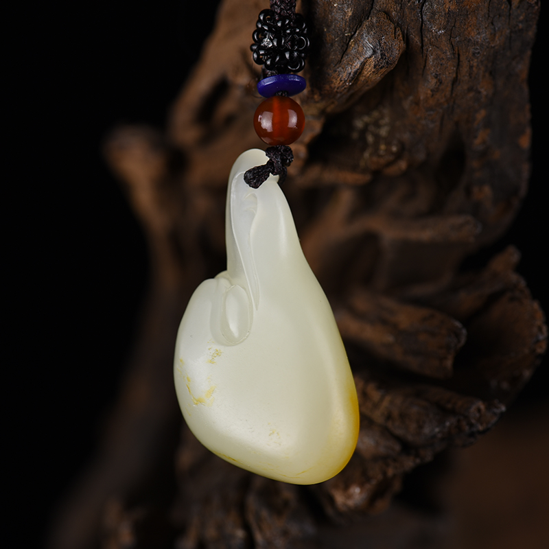 山料和田白玉鹰头吊坠-红掌柜