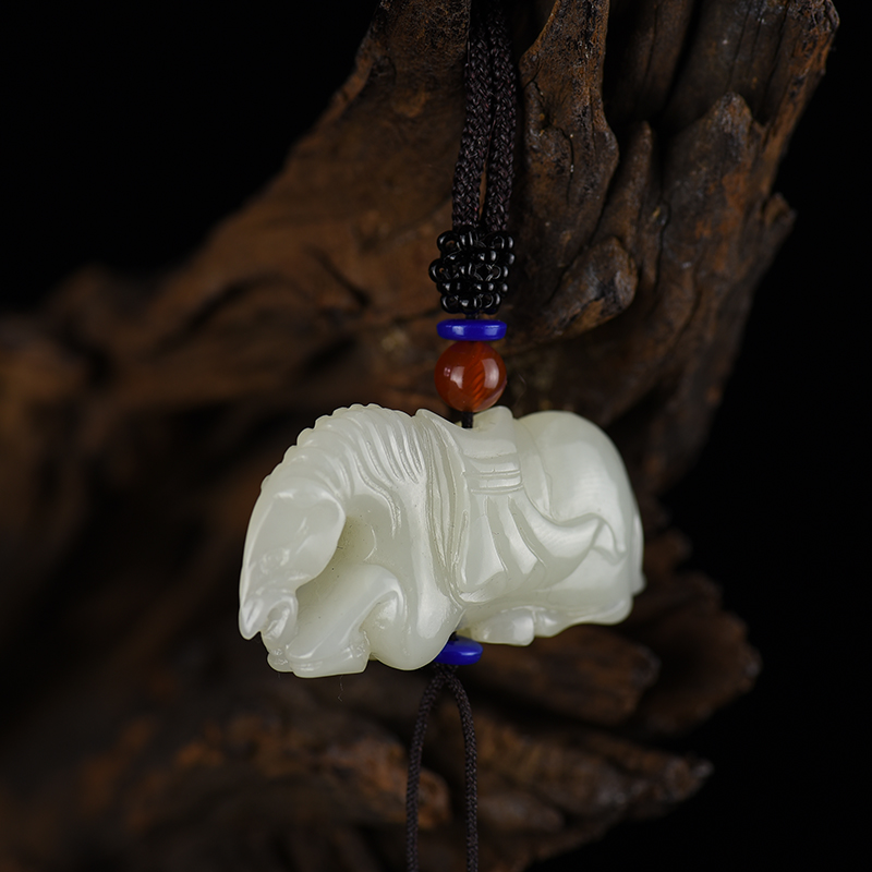 天然山料和田白玉唐马吊坠-红掌柜