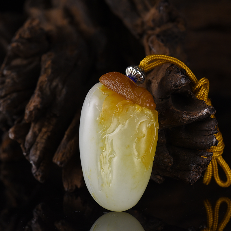 和田玉一鸣惊人吊坠-红掌柜