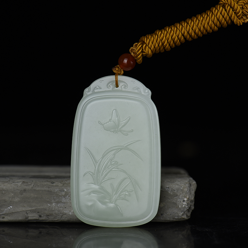新疆天然山料和田白玉芳草蝶舞吊坠-红掌柜
