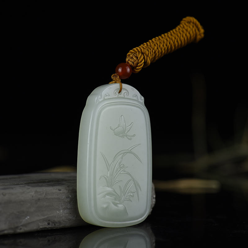 天然山料和田白玉芳草蝶舞吊坠-红掌柜