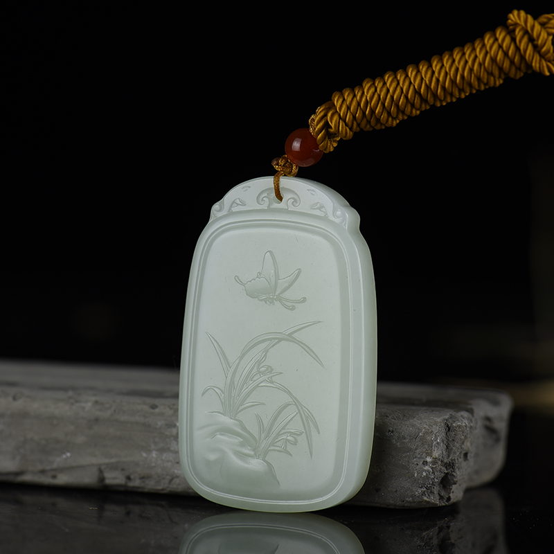 新疆山料和田白玉芳草蝶舞吊坠-红掌柜