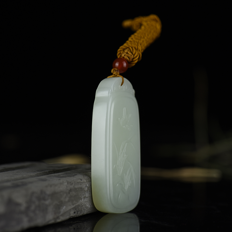 山料和田白玉芳草蝶舞吊坠-红掌柜