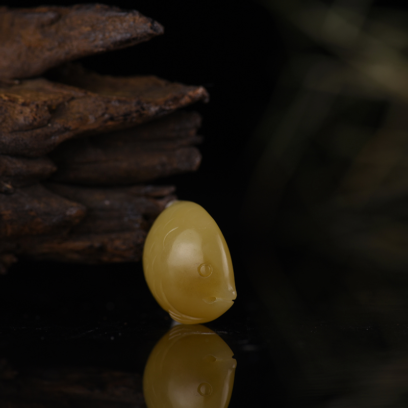 俏色山料和田玉年年有余吊坠-红掌柜