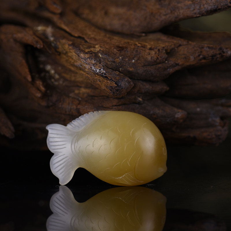 俏色和田玉年年有余吊坠-红掌柜