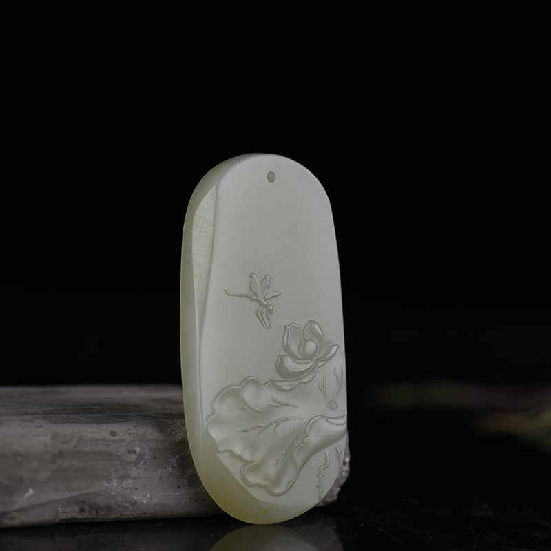 和田青白玉亭亭玉立吊坠-红掌柜