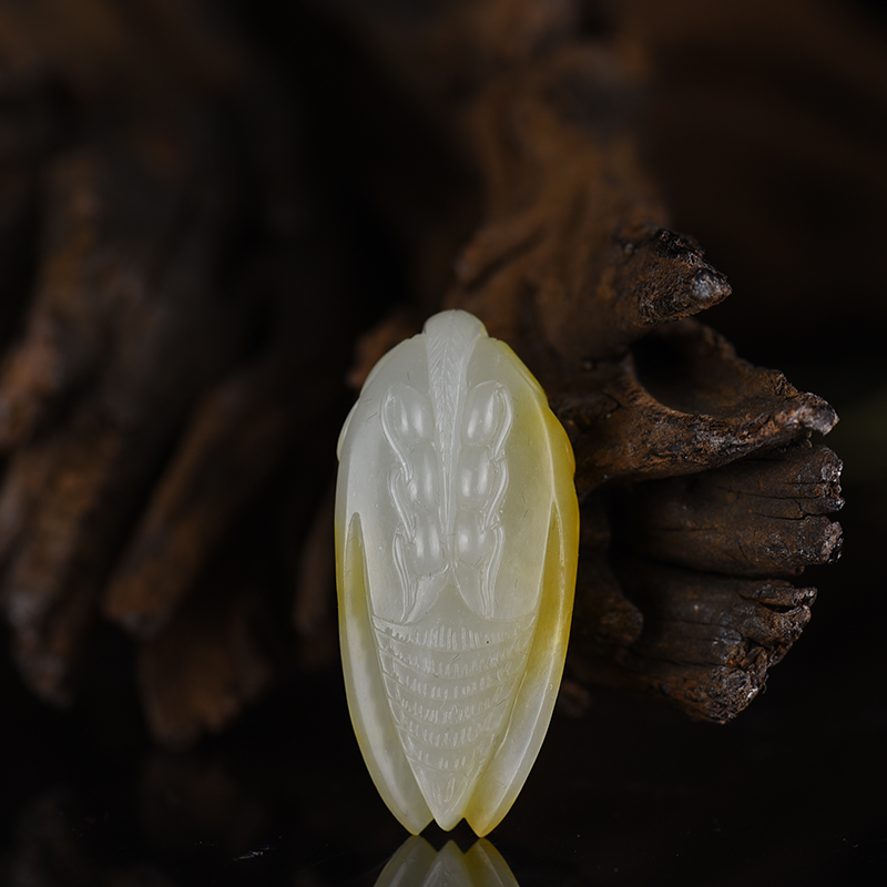 天然俏色和田白玉一鸣惊人吊坠-红掌柜