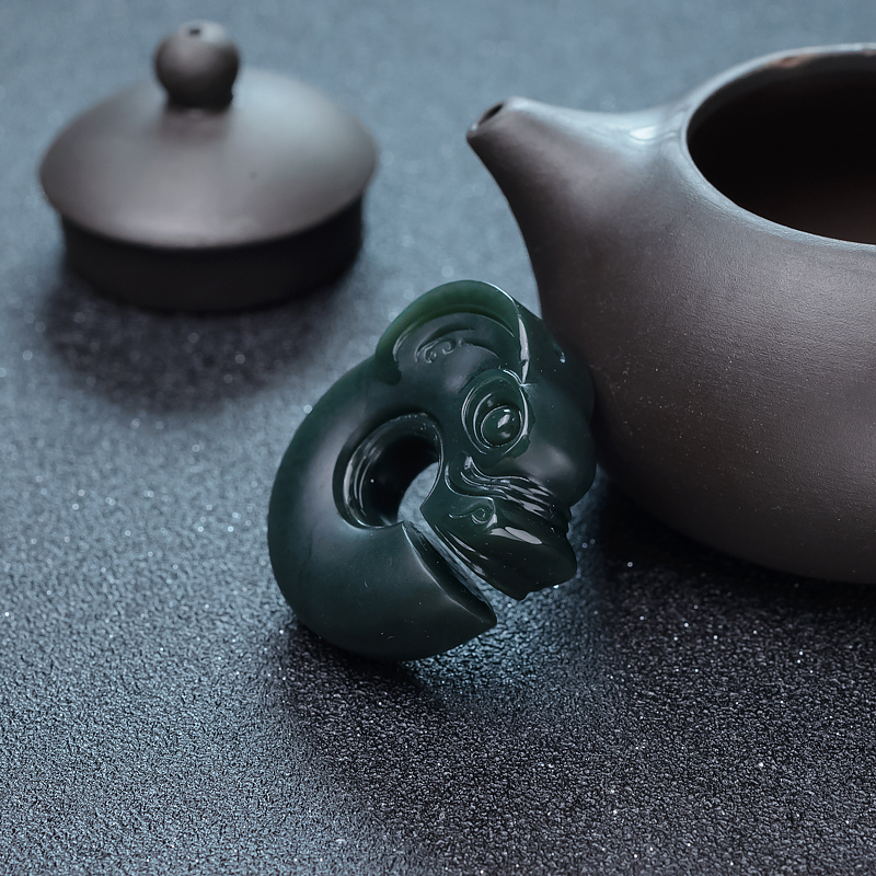 和田青玉瑞兽吊坠-红掌柜