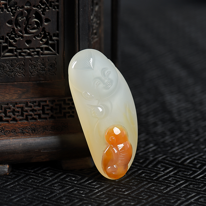 山料俏色黄龙玉童趣吊坠-红掌柜