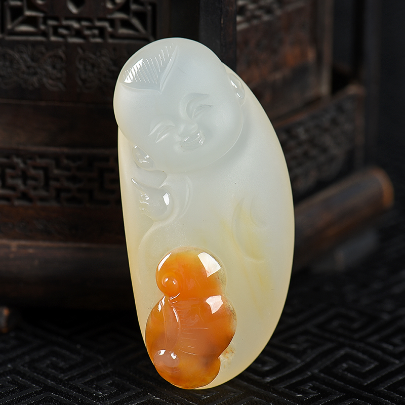 俏色黄龙玉童趣吊坠-红掌柜