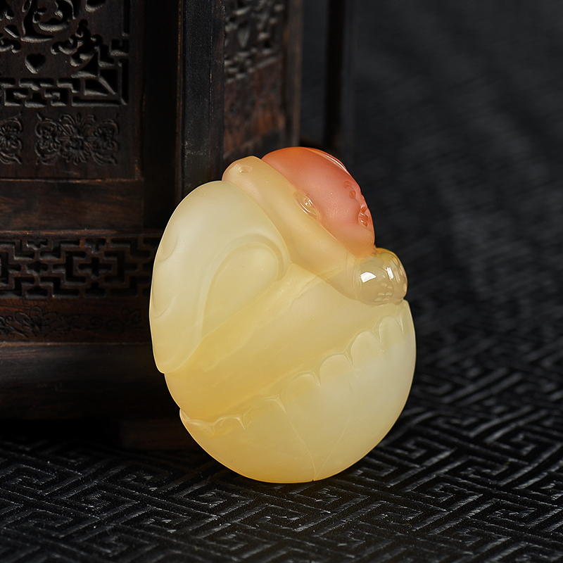 山料俏色黄龙玉童趣手把件-红掌柜