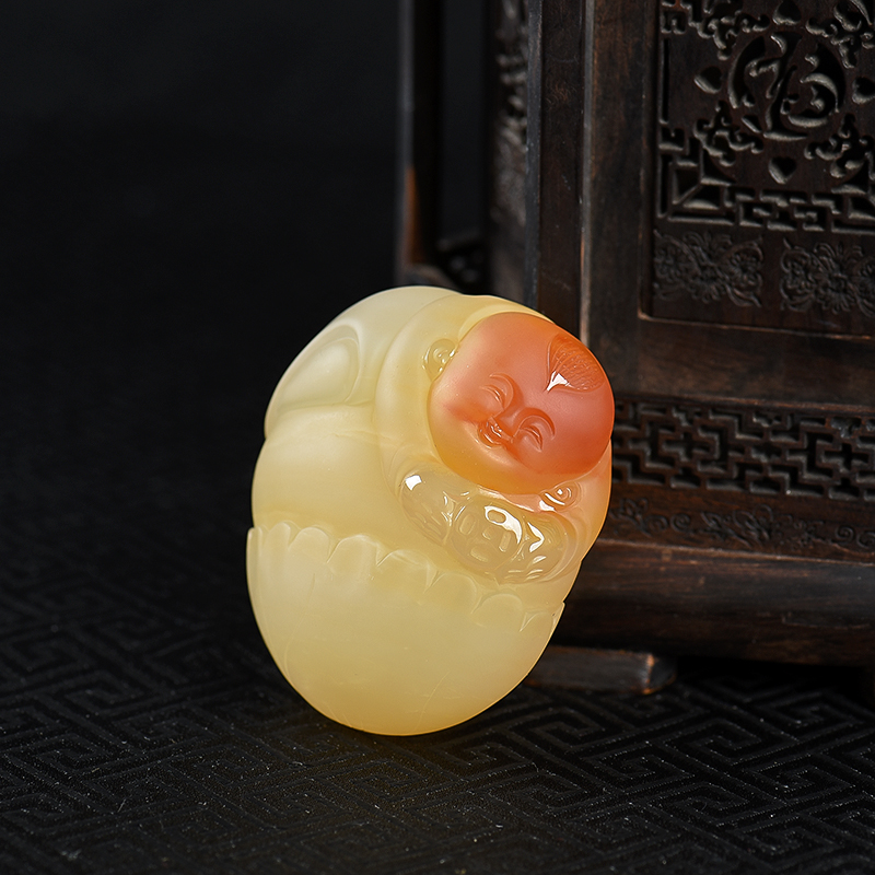 天然俏色黄龙玉童趣手把件-红掌柜