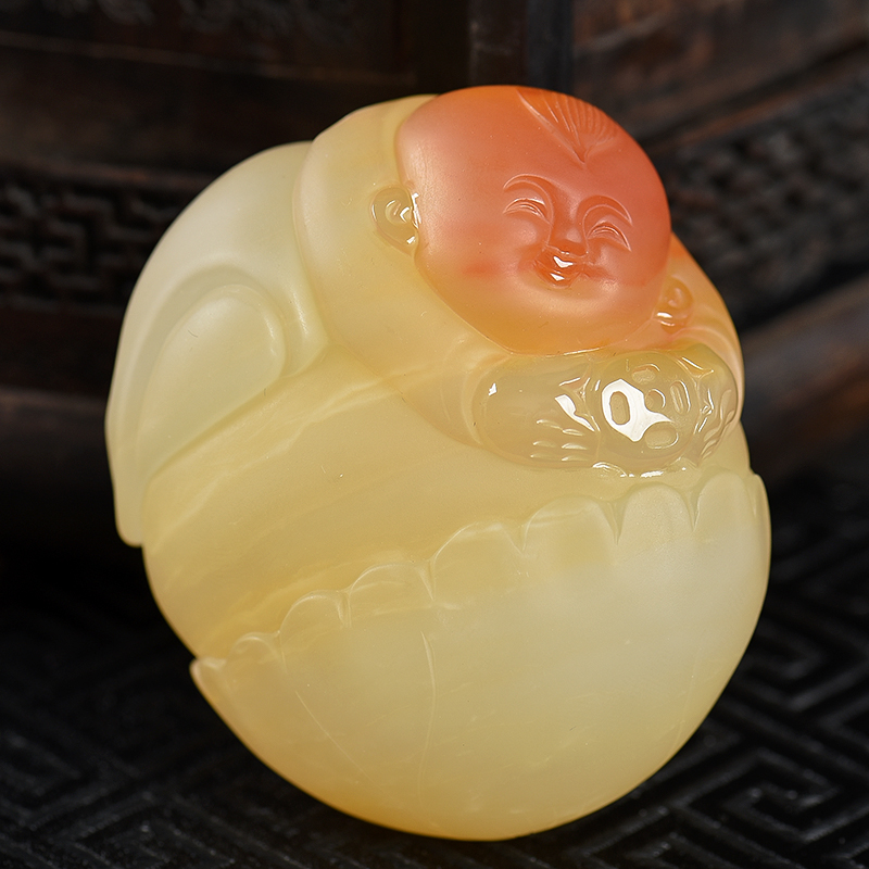 俏色黄龙玉童趣手把件-红掌柜