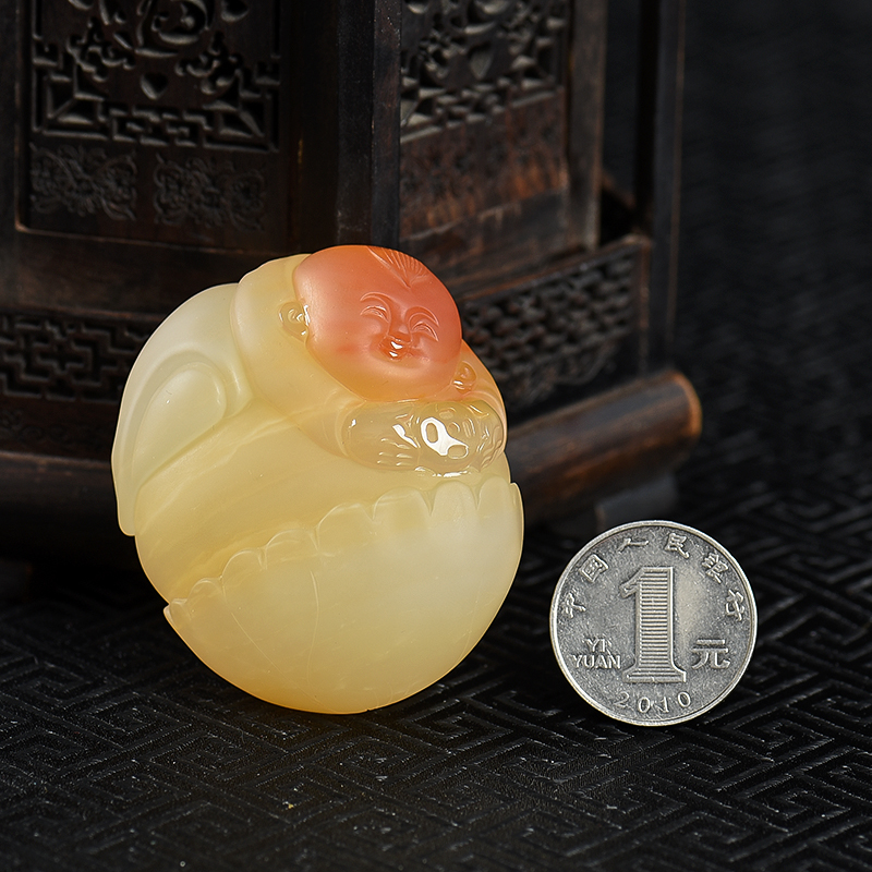 黄龙玉童趣手把件-红掌柜