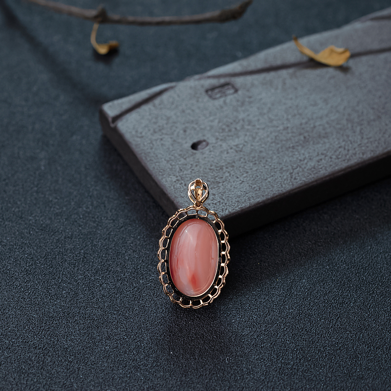 18K金镶钻粉色珊瑚吊坠-红掌柜