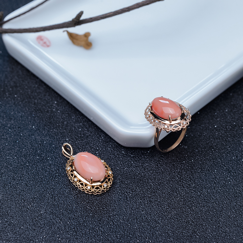 18K金镶钻深水粉红珊瑚戒指-红掌柜