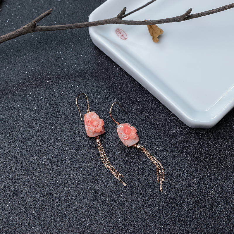 18K金镶钻MISU粉红珊瑚雕花耳坠-红掌柜