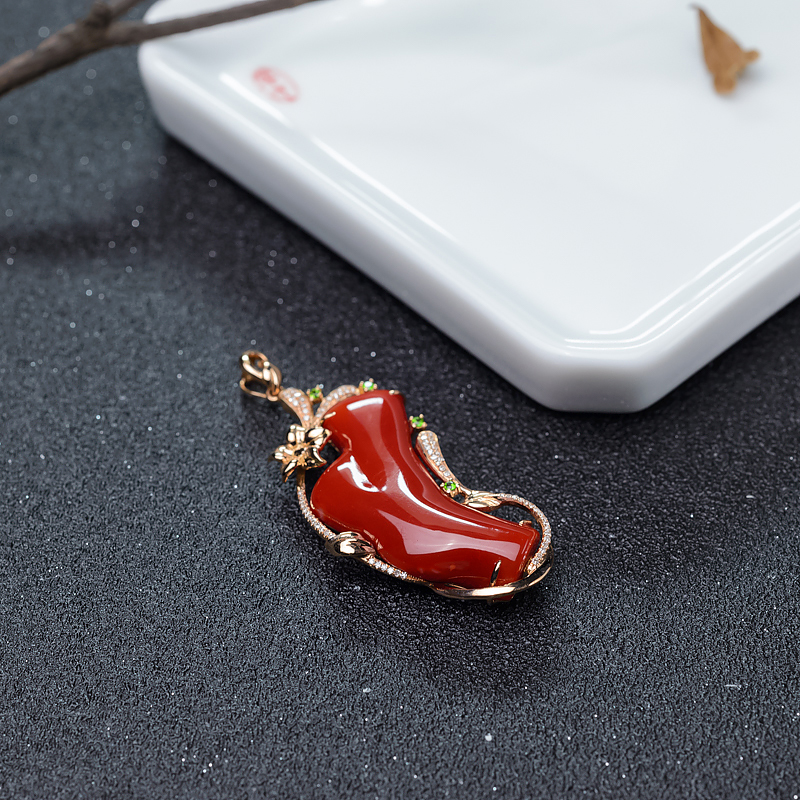 18K金镶钻阿卡珊瑚吊坠-红掌柜