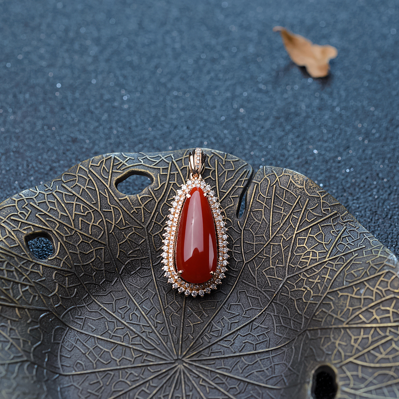 18K金镶钻阿卡珊瑚吊坠-红掌柜
