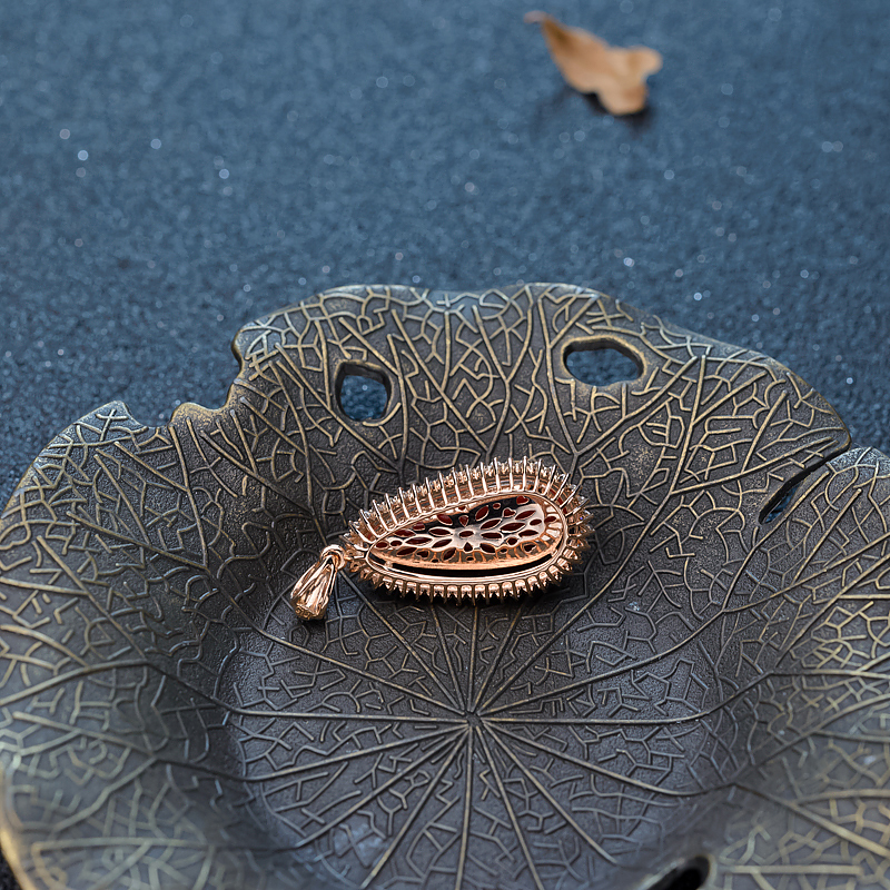 18K金镶钻珊瑚吊坠-红掌柜