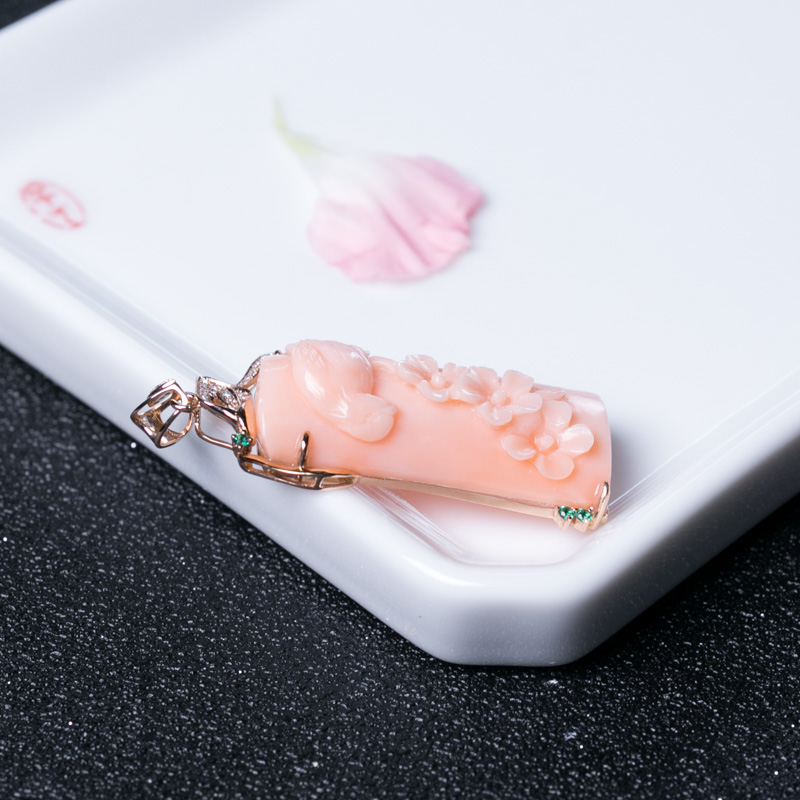 18K金镶钻台湾天然珊瑚吊坠-红掌柜