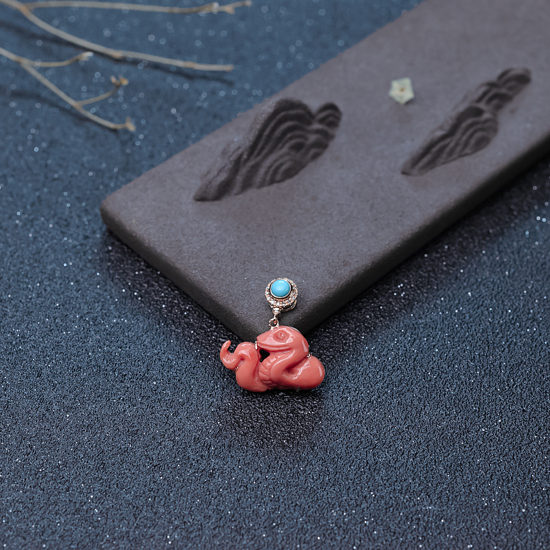 18kMOMO珊瑚巳蛇吊坠-红掌柜