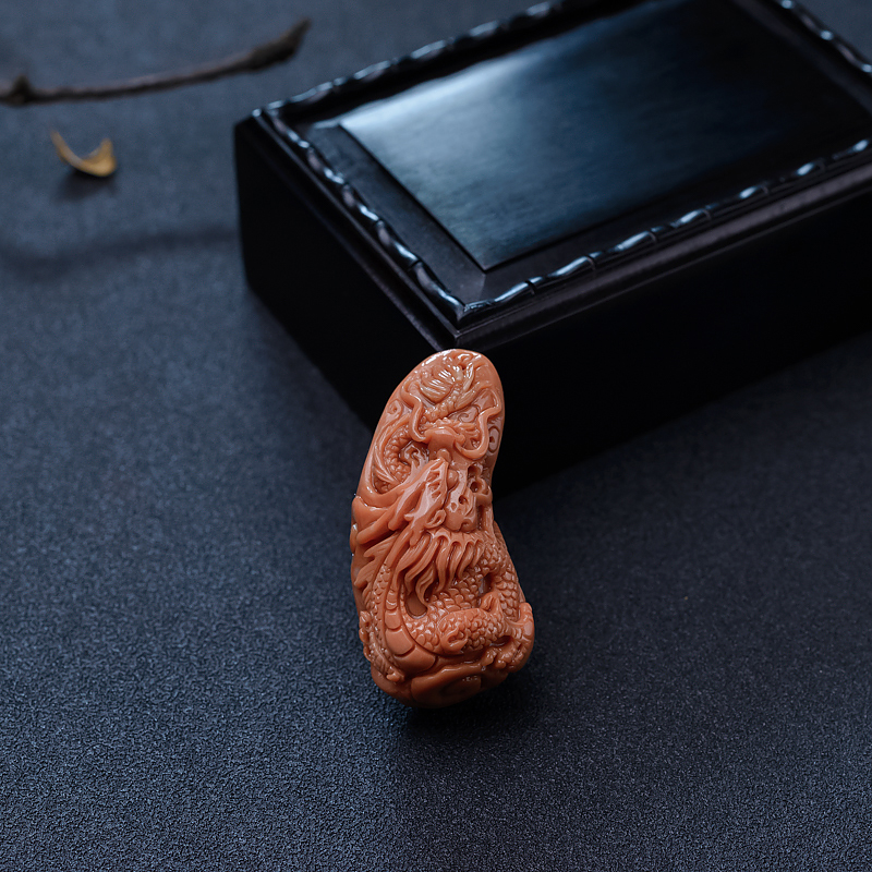 MOMO橘色珊瑚龙牌吊坠-红掌柜