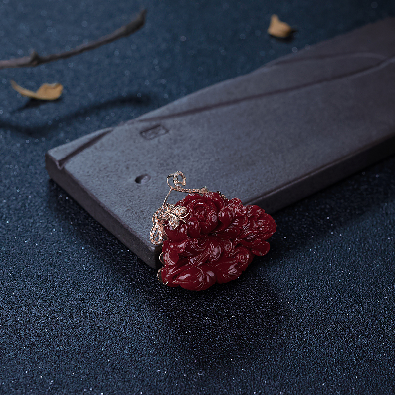 18K金镶钻阿卡深红珊瑚牡丹花吊坠-红掌柜