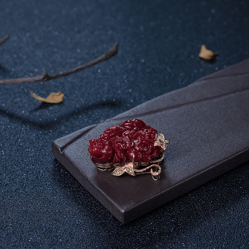 18K金镶钻天然阿卡深红珊瑚吊坠-红掌柜