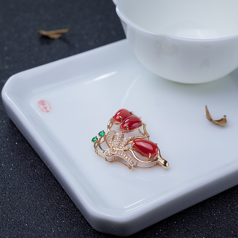 18K金镶钻阿卡珊瑚蝴蝶吊坠-红掌柜