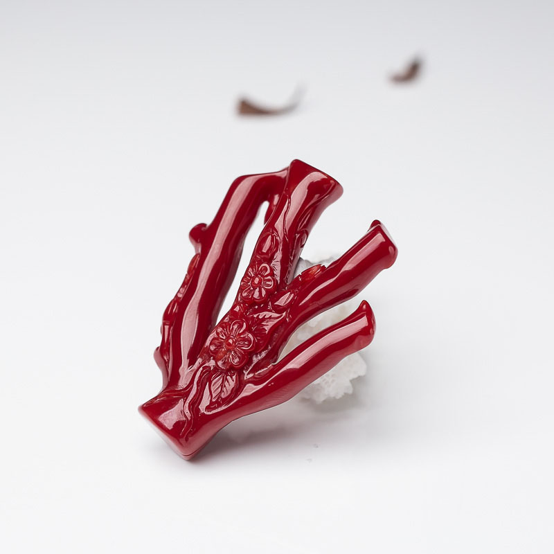 牛血红珊瑚雕花原枝吊坠-红掌柜