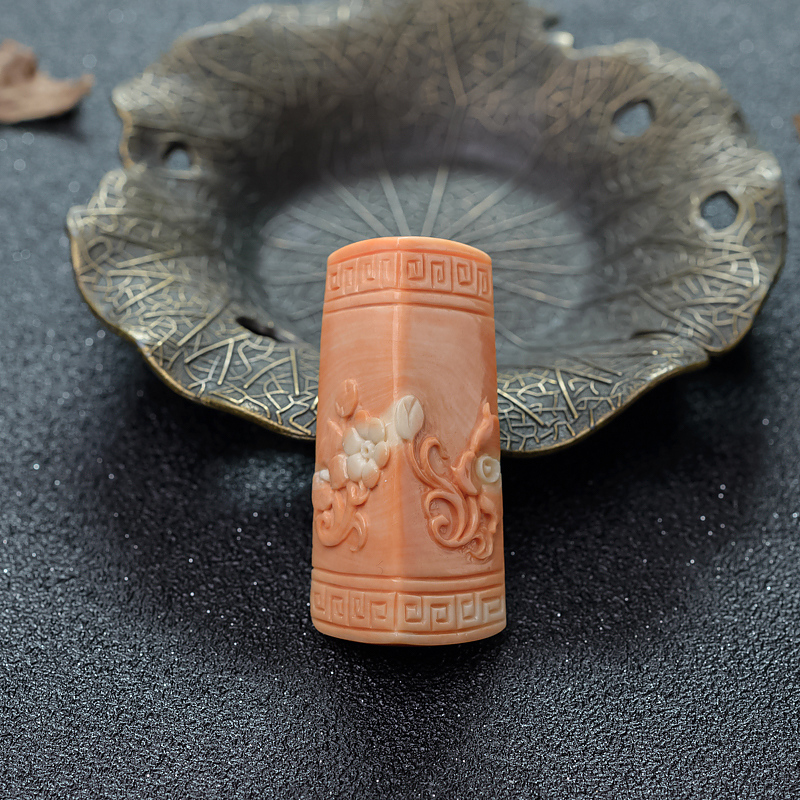 台湾天然MOMO珊瑚双面雕花吊坠-红掌柜