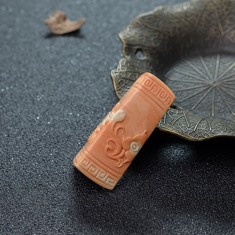 天然MOMO珊瑚双面雕花吊坠-红掌柜