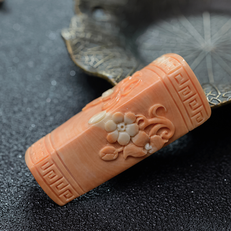 MOMO珊瑚双面雕花吊坠-红掌柜