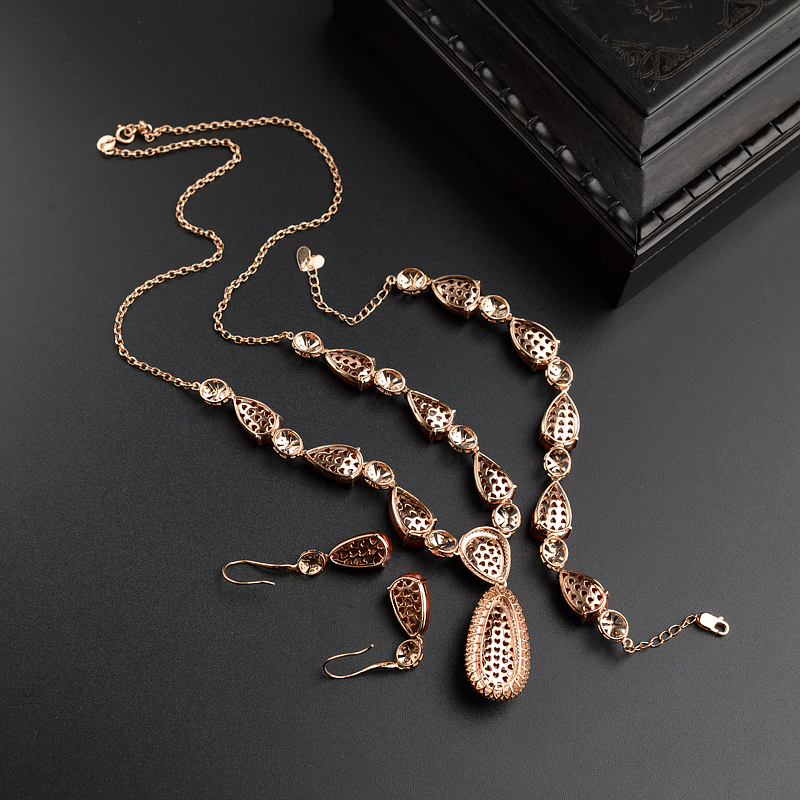 18K金镶钻日本牛血红珊瑚耳环-红掌柜