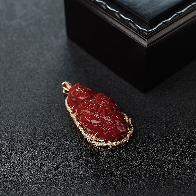 18K金镶钻阿卡珊瑚观音吊坠-红掌柜